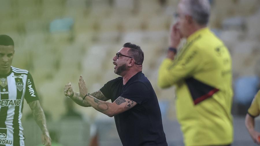 O técnico Turco Mohamed orienta os jogadores do Atlético-MG no jogo contra o Flamengo pela volta das oitavas de final da Copa do Brasil, no Maracanã. Rio de Janeiro. 13/07/2022 - PEDRO SOUZA / ATLÉTICO