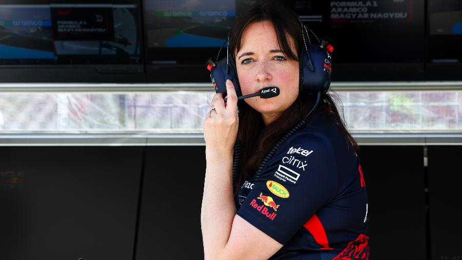 Hannah Schmitz, engenheira-chefe de estratégias da Red Bull, no pit wall da equipe em Budepeste - Mark Thompson/Getty Images