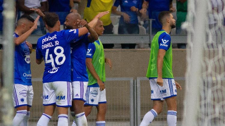 Cruzeiro players celebrate a goal over Tombense for Série B - Fernando Moreno/AGIF - Fernando Moreno/AGIF