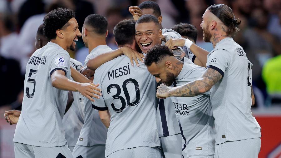 Jogadores do PSG celebram gol marcado sobre o Lille em jogo do Campeonato Francês - Rico Brouwer/Soccrates/Getty Images