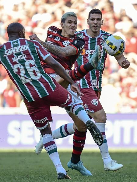 Pedro, do Flamengo, tenta fazer jogada durante jogo contra o Fluminense, no último Campeonato Brasileiro - MARCELLO DIAS/DIA ESPORTIVO/ESTADÃO CONTEÚDO