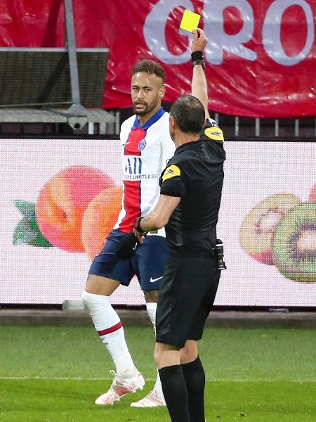 Árbitro Mikael Lesage amarela Neymar em partida do Campeonato Francês no ano passado - John Berry/Getty Images