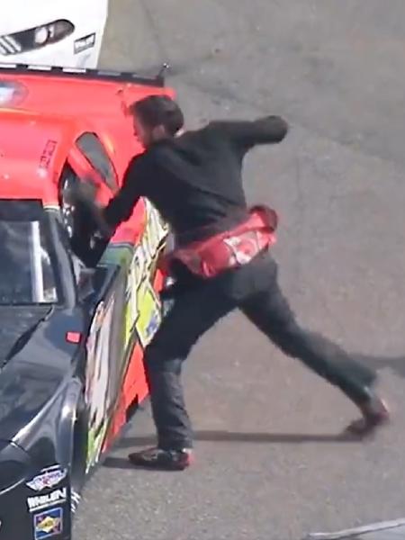 Andrew Grady dá socos em Davey Callihan durante corrida de stock car nos EUA - Reprodução/Twitter