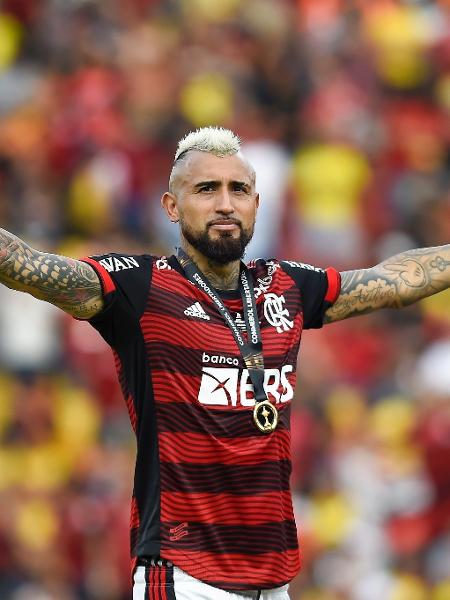 Vidal, volante do Flamengo, com a medalha da Libertadores após vitória em Guayaquil, no Equador - Marcelo Cortes / Flamengo