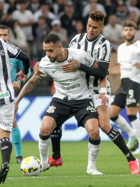 Renato Augusto, do Corinthians, é cercado por jogadores do Ceará durante jogo do Campeonato Brasileiro - JEFFERSON AGUIAR/PERA PHOTO PRESS/ESTADÃO CONTEÚDO