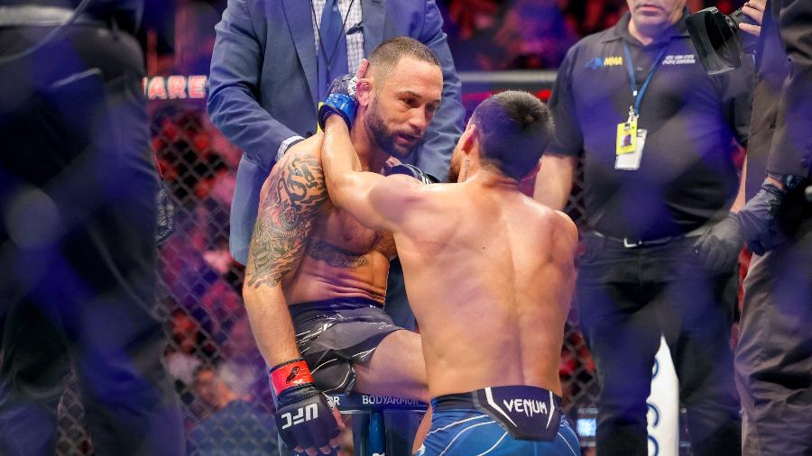 Frankie Edgar é consolado por Chris Gutierrez após ser nocauteado no UFC 281 - Jessica Alcheh-USA TODAY Sports