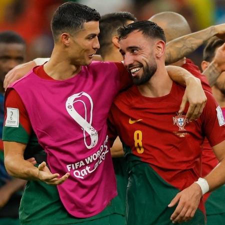 Cristiano Ronaldo e Bruno Fernandes comemoram vitória de Portugal sobre o Uruguai - Odd ANDERSEN / AFP