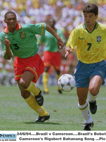 Rigobert Song, hoje treinador de Camarões, marca Bebeto na Copa do Mundo de 1994 - Tony Marshall/EMPICS/PA Images via Getty Images