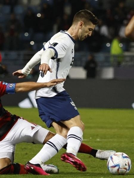 Luciano Vietto é marcado pelo Éverton Ribeiro, durante Flamengo e Al Hilal - Khaled DESOUKI / AFP