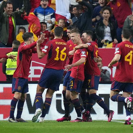 Jogadores da Espanha comemoram gol de Dani Olmo contra a Noruega, pelas Eliminatórias da Euro