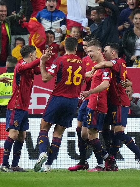 Jogadores da Espanha comemoram gol de Dani Olmo contra a Noruega, pelas Eliminatórias da Euro - Angel Martinez/Getty