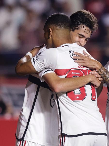 Juan é abraçado por companheiros ao marcar em São Paulo x Tigre, partida da Sul-Americana -  Alexandre Schneider/Getty Images