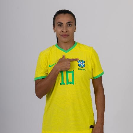 Marta exibe a camisa da seleção brasileira feminina