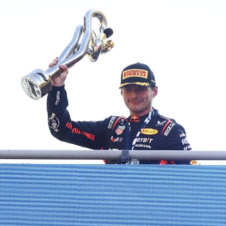 Max Verstappen, com o troféu do GP da Itália