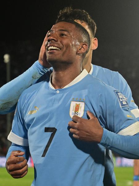 De la Cruz comemora após marcar por Uruguai contra o Brasil, pelas Eliminatórias