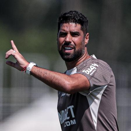 Técnico António Oliveira comanda treino do Corinthians