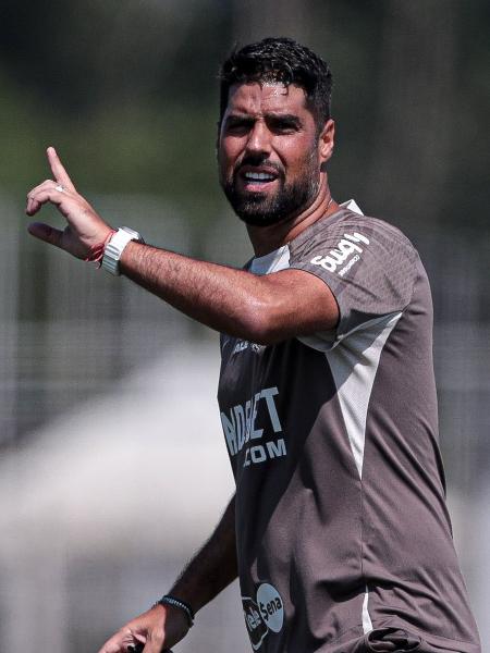 Técnico António Oliveira comanda treino do Corinthians