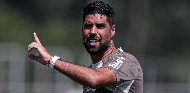 Antônio realiza alterações significativas na escalação do Corinthians para duelo com Bragantino.