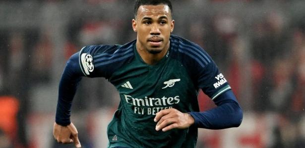 Gabriel Magalhães participa de cantoria com torcedores do Corinthians após vitória.