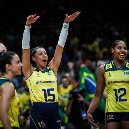 Jogadoras da seleção brasileira comemoram vitória na Liga das Nações de Vôlei Feminino