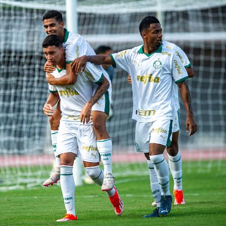 Jogadores do Palmeiras comemoram gol diante do Bahia no Brasileirão sub-20