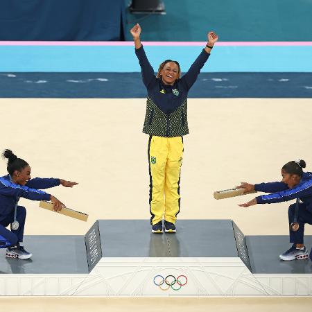 Rebeca Andrade recebe reverência de Simone Biles e Jordan Chiles no pódio do solo em Paris 2024. Rebeca levou o ouro olímpico