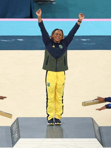 Rebeca Andrade recebe reverência de Simone Biles e Jordan Chiles no pódio do solo em Paris 2024. Rebeca levou o ouro olímpico