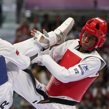 Henrique Marques (vermelho) no taekwondo das Olimpíadas de Paris