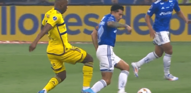 Expulsão Emocionante: Jogador do Boca Chora após expulsão relâmpago contra Cruzeiro