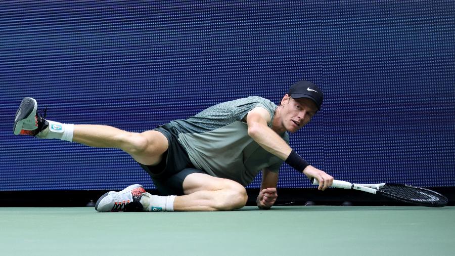 Jannik Sinner leva tombo durante a semifinal do US Open de 2024