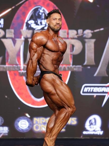 Ramon Dino em apresentação nas prévias do Mr. Olympia na tarde desta sábado (12)