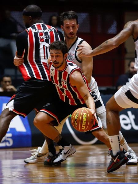 Fischer durante partida entre Corinthians e São Paulo pelo NBB