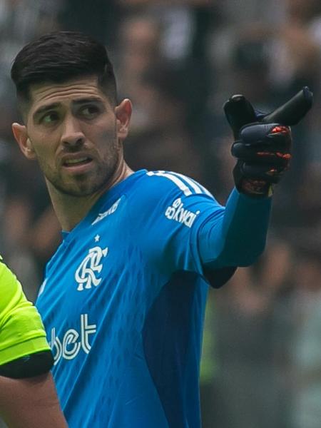 Rossi, goleiro do Flamengo, durante jogo contra o Atlético-MG na final da Copa do Brasil