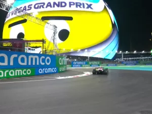 Com a pista escorregadia, Hamilton lidera o primeiro treino em Las Vegas