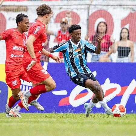 Gabriel Mec, do Grêmio, em ação contra jogadores do Atlético Guaratinguetá, na Copinha - Joisel Amarel/Agif