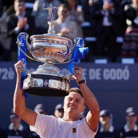 Holger Rune ergue troféu depois de vencer o ATP Barcelona contra Carlos Alacaraz.
