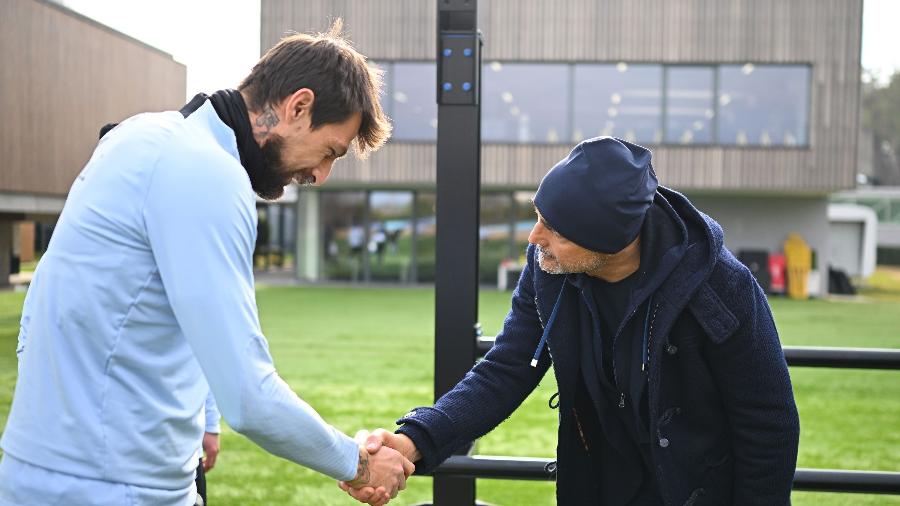 Francesco Acerbi cumprimenta o técnico Luciano Spalletti durante treino Francesco Acerbi cumprimenta o técnico Luciano Spalletti durante treino
