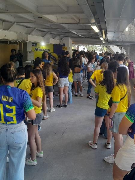 Filas no Maracanãzinho para comprar camisas da seleção de vôlei e para personalizar a peça Filas no Maracanãzinho para comprar camisas da seleção de vôlei e para personalizar a peça