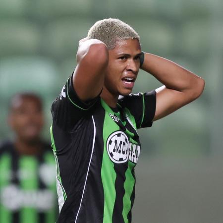 Cauã Barros, do América-MG, lamenta durante jogo contra Athletic, na Série B