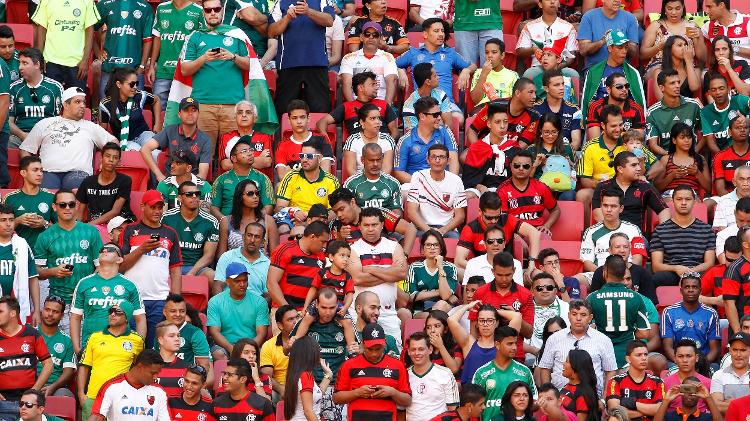 Torcedores de Flamengo e Palmeiras acompanham jogo no Mané Garrincha antes de briga generalizada, em 2016 