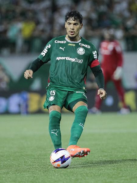 Gustavo Gómez, do Palmeiras, em ação contra o Guarani, pelo Campeonato Paulista