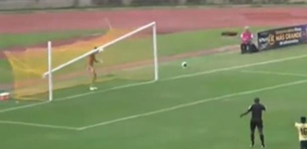 Travessão cai na cabeça de goleiro durante jogo na Colômbia; assista