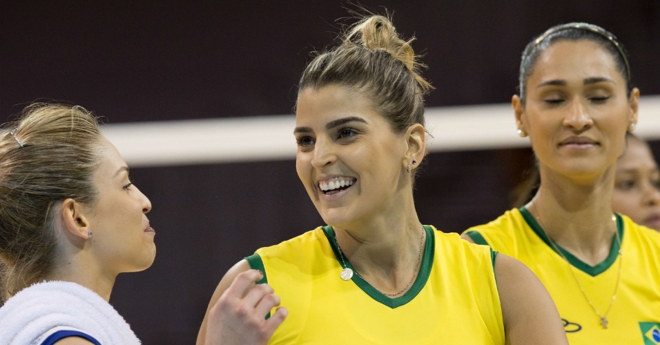 Mari Paraíba sorri durante a estreia da seleção brasileira de vôlei contra Porto Rico