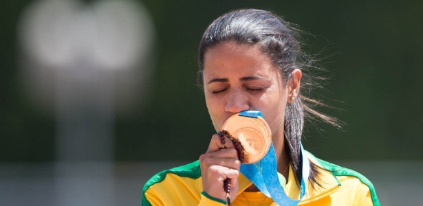 Juliana dos Santos beija a medalha de ouro conquista nos 5.000m feminino