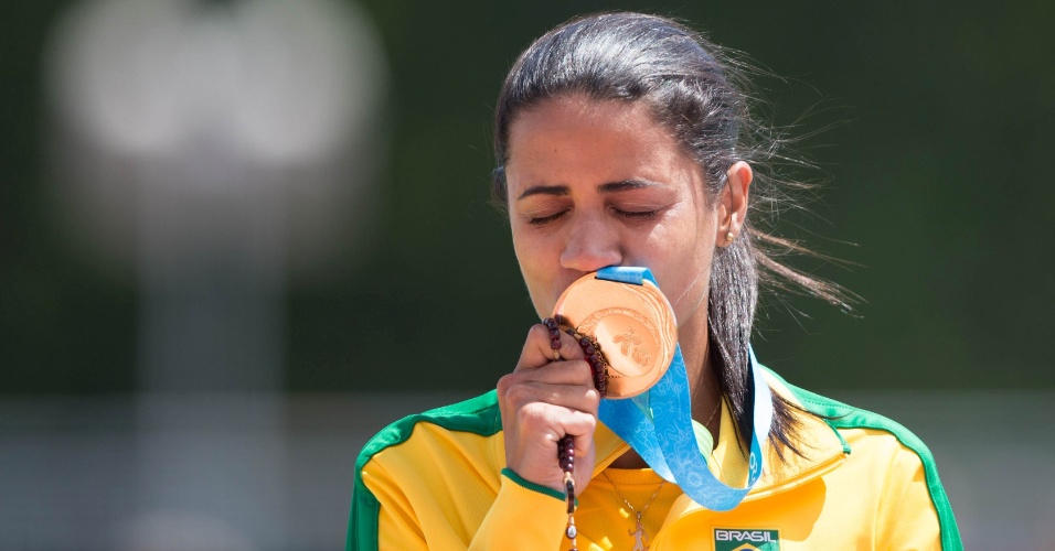 Juliana dos Santos beija a medalha de ouro conquista nos 5.000m feminino