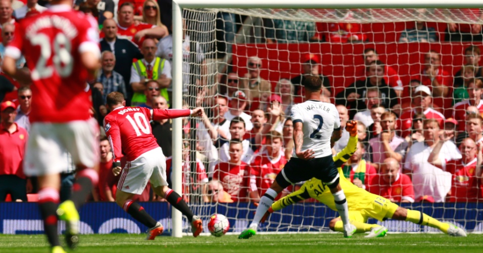 Kyle Walker, do Tottenham, toca contra as próprias redes para colocar o Manchester em United em vantagem na abertura do Campeonato Inglês