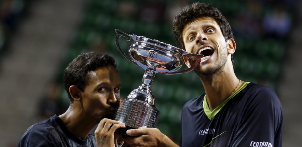 Marcelo Melo (d) e Raven Klaasen comemoram a conquista do título do ATP 500 de Tóquio - THOMAS PETER/Reuters