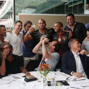 Aloísio Chulapa confessa: "Já tomamos (cerveja)! Falei: 'Patrão, vamos comemorar aquele Mundial todo agora'". Na foto, Ceni brinca com o ex-atacante - Rubens Chiri / Divulgação / São Paulo F.C