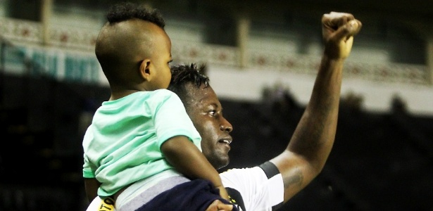 Riascos carrega seu filho Paulinho após fazer um gol pelo Vasco em São Januário - Paulo Fernandes / Site oficial do Vasco