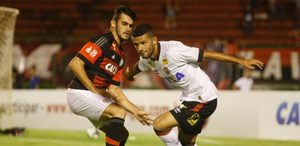 Felipe Vizeu e Jadson durante a partida entre Flamengo e Atlético-PR na Primeira Liga - Rui Porto Filho/AGIF